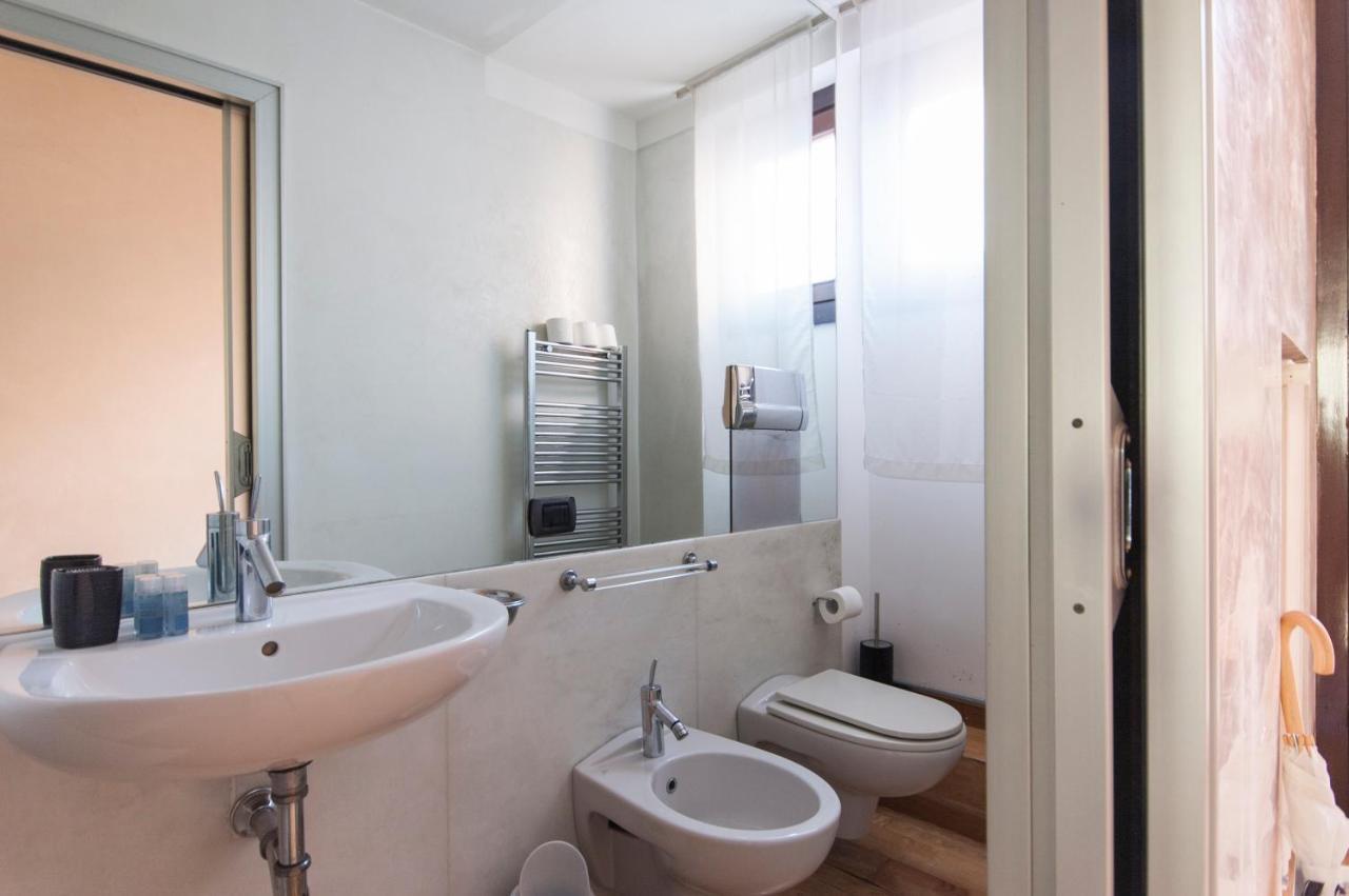 Youhosty - Duomo Studio Apartment Милан Экстерьер фото